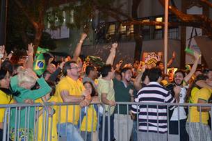 Torcedores comemoram vitória do Brasil no jogo de estreia na Copa do Mundo, na Savassi