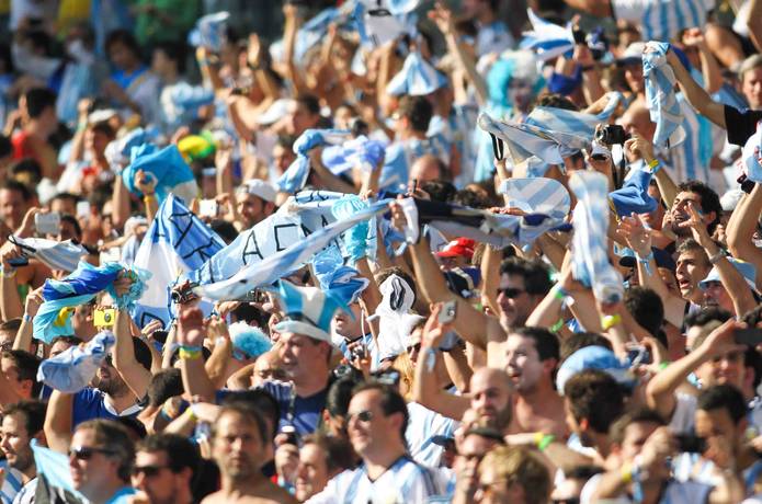 Estádio foi tomado pela torcida argentina, maioria nas arquibancadas, que vibrou com o gol de Lionel Messi no final do segundo tempo