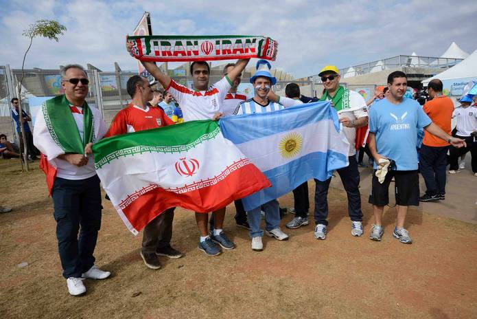 Rivalidade é deixada de lado em momento de confraternização entre iranianos e argentinos