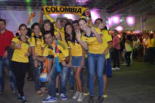 Colombianos se divertem na Fifa Fan Fest de BH