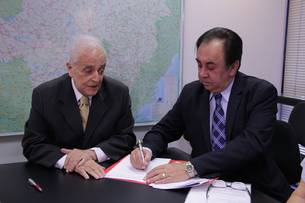 O vice-presidente do BDMG, José Santana de Vasconcellos, e o prefeito de Teófilo Otoni, Getúlio Neiva, na assinatura do contrato de financiamento