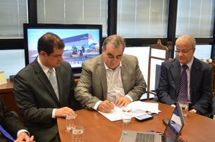 Secretário Narcio Rodrigues assina a liberação de recursos para o desenvolvimento da aeronave