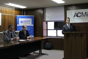 O presidente da ACMinas, Roberto Fagundes (esq.), o presidente da Federaminas, Emílio Parolini (centro), e o secretário Rogério Nery (dir.) durante o encontro