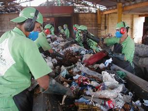 A correta destinação do lixo urbano é uma atribuição dos municípios