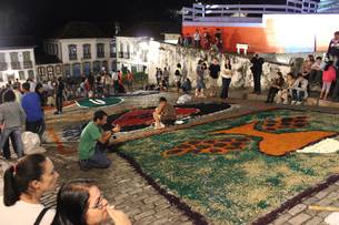 Moradores se unem na confecção dos tapetes em Ouro Preto, tradição que remete à reinauguração da Matriz do Pilar, em 1733
