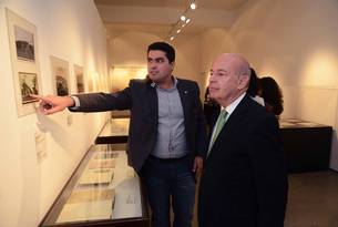 O secretário de Cultura, Angelo Oswaldo, em visita à exposição “Pitanguy: 300 anos de história”