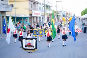 Alunos da Escola Estadual José Manoel durante desfile de comemoração dos 50 anos da instituição