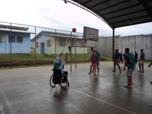 O atleta paralímpico Alexandre Ank em jogo de basquete com os jovens do Centro Socioeducativo de Juiz de Fora