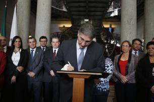 O governador Fernando Pimentel assinou o acordo histórico no Palácio da Liberdade 