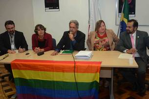 Em solenidade na Casa de Direitos Humanos, secretário Nilmário Miranda enfatizou a importância de se agilizar a criação do Conselho Estadual LGBT 