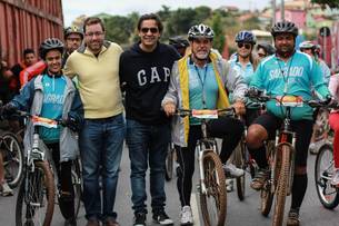 O subsecretário de Políticas sobre Drogas, Rafael Miranda (o 2º da esquerda para à direita), e ciclistas durante a ação de prevenção às drogas