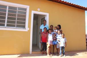 Família de Corinto, região Central, recebem chaves 