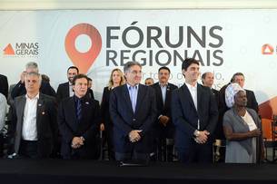 Governador Fernando Pimentel e lideranças políticas e da comunidade durante instalação do Fórum Regional em Passos