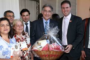 Pimentel e Glenio Martins receberam um cesto com produtos da agricultura familiar da região