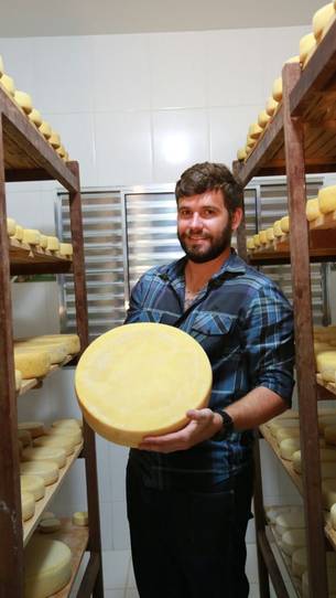 O produtor de queijos, Guilherme Ferreira, da Instância Capim Canastra