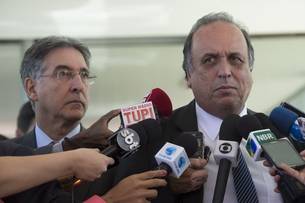 Os governadores Fernando Pimentel e Luiz Fernando Pezão conversam com a imprensa após reunião com o ministro da Fazenda, Joaquim Levy