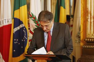 Ao lado de secretários e parlamentares, governador Fernando Pimentel assinou decreto para desenvolvimento da Zona da Mata