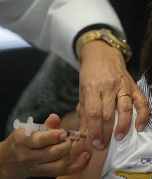 A principal forma de prevenção contra a caxumba é a vacina