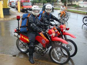 O atendimento é sempre feito por duplas, em motos pilotadas por bombeiros treinados