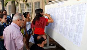 Candidatos conferem resultado no campus da Unimontes: próximos vestibulares passam a ser pelo Enem