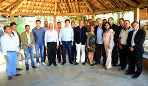 Governador Fernando Pimentel e liderança durante instalação do Fórum de Governo em Manhuaçu