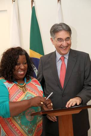 Secretária de Educação, Macaé Evaristo, e o governador Fernando Pimentel, que autorizou aumento de repasse de recursos para transporte escolar