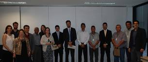 O secretário Tadeu Martins Leite e representantes das prefeituras em reunião na Cidade Administrativa