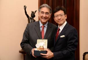 Governador Pimentel e o embaixador da Tailândia no Brasil durante encontro no Palácio da Liberdade