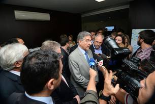 Governador Fernando Pimentel conversa com jornalistas durante evento empresarial em Nova Lima
