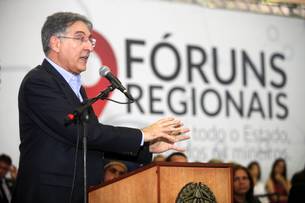 Governador Fernando Pimentel discursa durante abertura do fórum de governo em Pouso Alegre, Sul de Minas