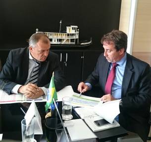 O secretário da Sedinor, Paulo Guedes, ministro da Integração Nacional, Gilberto Occhi durante reunião realizada em Brasília
