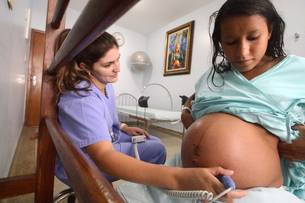 Franciele Oliveira, 21 anos utiliza aparelhos que ajudam a melhorar as contrações no momento do parto