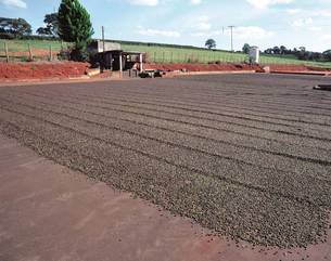 A lama asfáltica é uma boa opção para a pavimentação dos terreiros, em comparação ao cimento