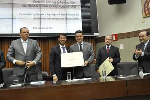 O secretário Odair Cunha recebe homenagem da Câmara dos Vereadores