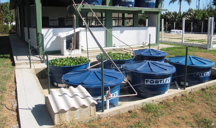 A fazenda experimental conta com caixas d'água com sistema de recirculação