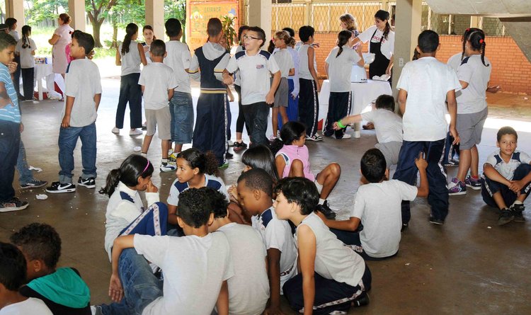 Jogos e algodão doce foram oferecidos aos alunos na escola Leon Renault