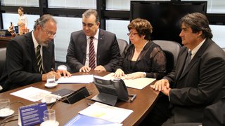 Ana Lúcia Gazzola e Narcio Rodrigues firmam acordos com prefeitos de Tupaciguara e Sacramento