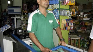 Comerciante Rômulo Leão Ferreira, proprietário de uma mercearia em Itacambira