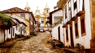 Rua da Câmara e Igreja Matriz de Santo Antônio são atrações em Tiradentes
