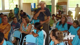 Atores do Vivências de Minas interagem com os alunos da Escola Municipal Padre Joaquim da Silveira