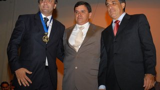 Aécio Neves foi homenageado com a Medalha Vereador Messias de Souza Costa