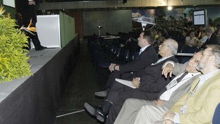 José Carlos Carvalho assiste à apresentação de José Roberto Scolfaro, da Ufla