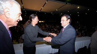 Governador Aécio Neves cumprimenta a jogadora de vôlei, Ana Moser