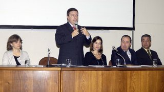 Vice-governador Antonio Anastasia ao lado dos secretários Renata Vilhena e Danilo de Castro (D)