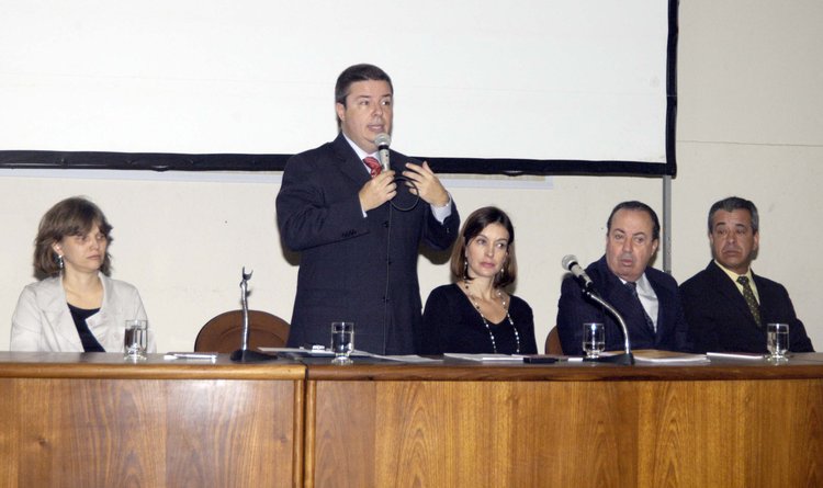 Vice-governador Antonio Anastasia ao lado dos secretários Renata Vilhena e Danilo de Castro (D)