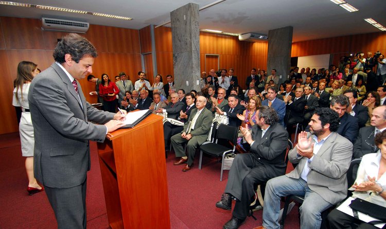 O governador Aécio Neves assinou as novas medidas ambientais do Estado