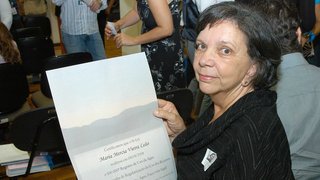 Maria Mércia com o Certificado de Registro de Uso da Água de número 100 mil