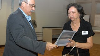 O secretário José Carlos Carvalho entrega certificado à professora aposentada, Maria Mércia