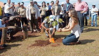 A atriz e apresentadora Priscila Fantin participou do evento plantando uma árvore