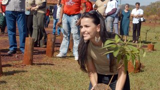 A miss mundo Brasil, Tamara Almeida, planta muda de ipê no  Parque Estadual da Serra do Rola-Moça